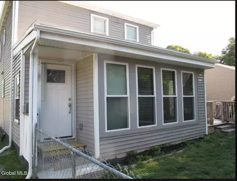 8 Plum St, Rensselaer, NY 12144