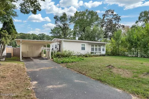 28 Sherwood Dr, Latham, NY 12110