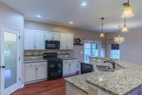 Kitchen - 104 Sheldon Dr, Halfmoon, NY 12118 photo 2 of 7