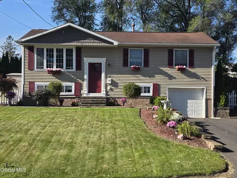 20 Crestone Rd, Colonie, NY 12205