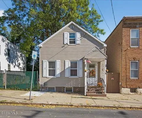 39 North St, Menands, NY 12204