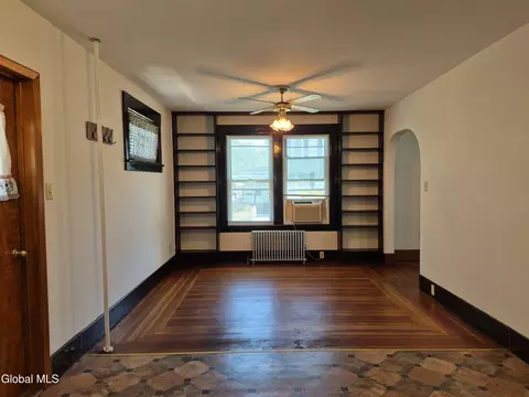 Living - 3095 Albany St, Schenectady, NY 12304 photo 4 of 5