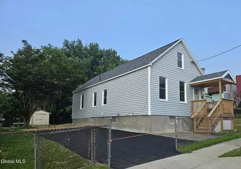 35 Pine St, Rensselaer, NY 12144