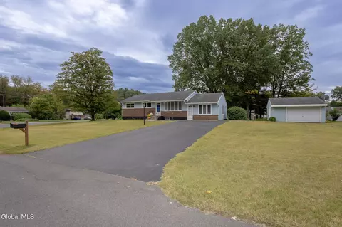 31 St Jude Ln, Glenville, NY 12302