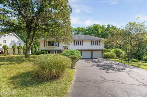 27 Northgate Dr, Albany, NY 12203