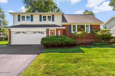 30 Crestwood Dr, Rotterdam, NY 12306