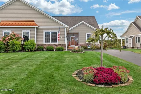 4 Elena Ct, Mechanicville, NY 12118