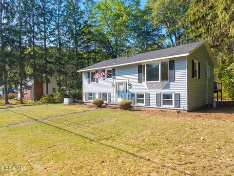 4 Newcastle Rd, Halfmoon, NY 12065