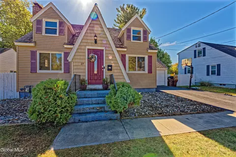 27 Miles Standish Rd, Schenectady, NY 12306