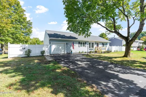 16 Aspen Cir, Albany, NY 12208