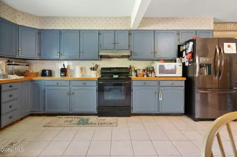Kitchen - 702 Glen Ave, Glenville, NY 12302 photo 3 of 4
