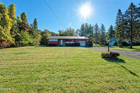 2208 Brookview Rd, Castleton On Hudson, NY 12033