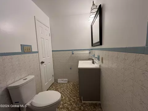 Bath - 48 Chiswell St, Schenectady, NY 12304 photo 4 of 6