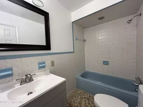 Bath - 48 Chiswell St, Schenectady, NY 12304 photo 3 of 6