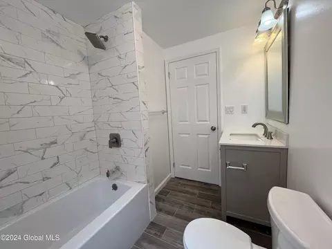 Bath - 48 Chiswell St, Schenectady, NY 12304 photo 5 of 6