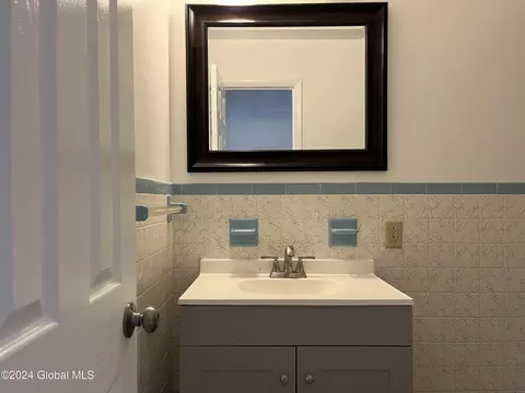 Bath - 48 Chiswell St, Schenectady, NY 12304 photo 1 of 6