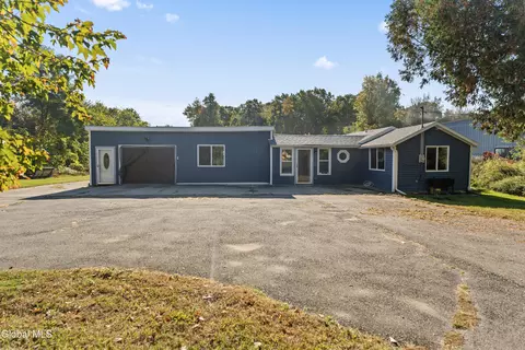 9 Thompson St, Colonie, NY 12205