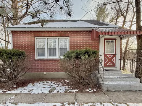 512 3rd Ave Ext, Rensselaer, NY 12144