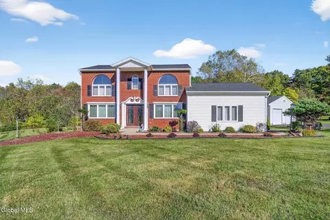 13 Lashway Ln, East Greenbush, NY 12061
