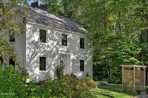 2267 Algonquin Rd, Niskayuna, NY 12309