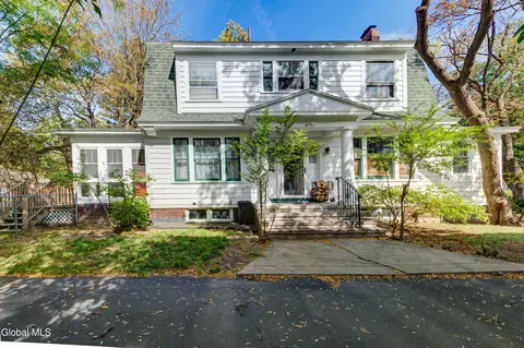 1053 Brierwood Blvd, Schenectady, NY 12308