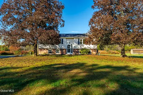 275 Middleline Rd, Ballston, NY 12020