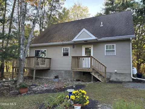 214 N Pole Rd, Melrose, NY 12121