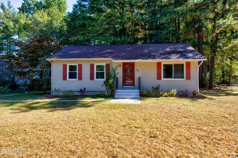 24 Robin Ct, Saratoga Springs, NY 12866