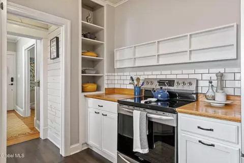 Kitchen - 1055 Ardsley Rd, Schenectady, NY 12308 photo 6 of 7