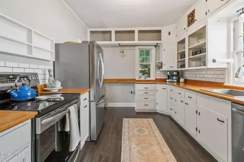 Kitchen - 1055 Ardsley Rd, Schenectady, NY 12308 photo 1 of 7