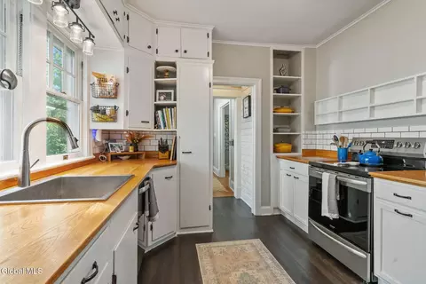 Kitchen - 1055 Ardsley Rd, Schenectady, NY 12308 photo 5 of 7
