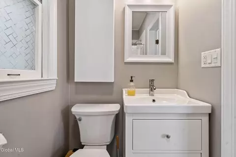 Bath - 1055 Ardsley Rd, Schenectady, NY 12308 photo 5 of 5