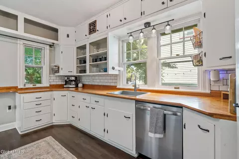 Kitchen - 1055 Ardsley Rd, Schenectady, NY 12308 photo 2 of 7