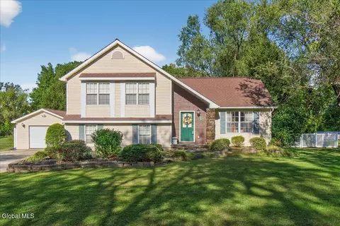 106 Calhoun Dr, Troy, NY 12182