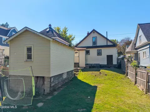 Exterior - 435 Anthony St, Schenectady, NY 12308 photo 7 of 9