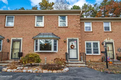 234 Point Of Woods Dr, Albany, NY 12203