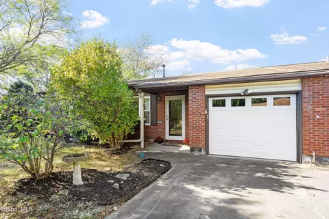 10 Lacosta Dr # D, Clifton Park, NY 12065