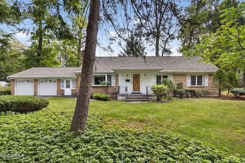 1002 N Country Club Dr, Niskayuna, NY 12309