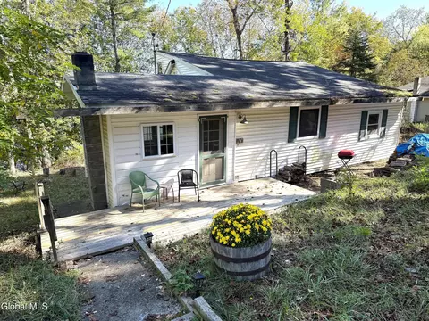 40 Seneca Rd, West Sand Lake, NY 12196