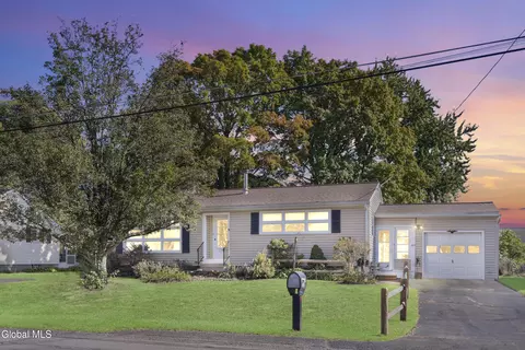 105 Mcnutt Ave, Colonie, NY 12205