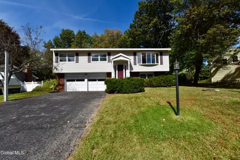 7 Woodland Dr, Schenectady, NY 12309