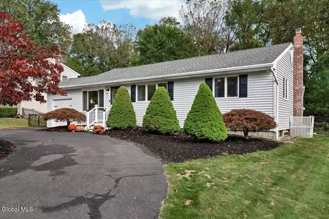 25 Frantone Ln, Loudonville, NY 12211