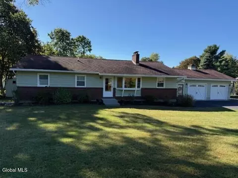 8 Van Winkle Dr, Rensselaer, NY 12144