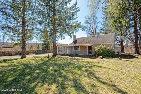 1135 Sacandaga Rd, Schenectady, NY 12302