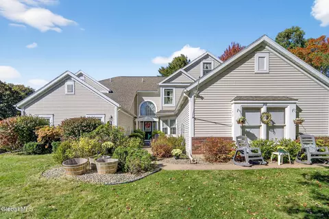 142 Killarney Dr, Niskayuna, NY 12309