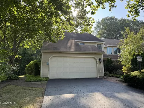 48 Commonwealth Dr, Glenmont, NY 12077