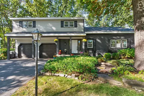 29 Lakewood Dr, Saratoga Springs, NY 12866