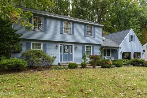 28 Wedgewood Dr, Saratoga Springs, NY 12866
