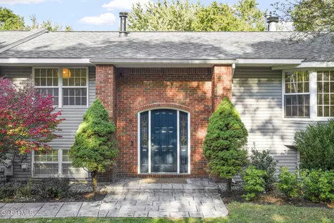 5 Mara Dr, Rensselaer, NY 12144