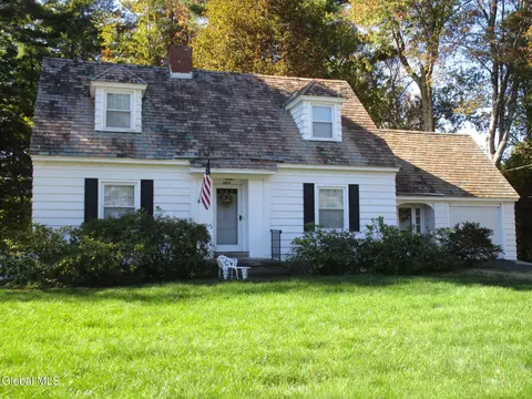 2276 Cayuga Rd, Niskayuna, NY 12309